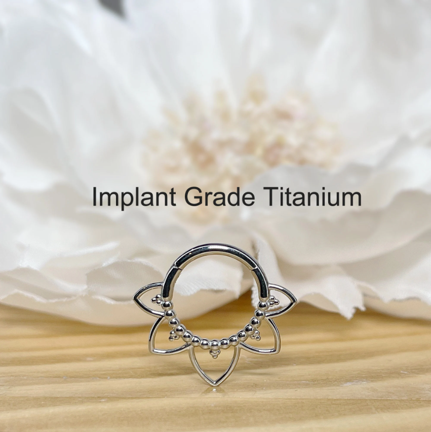 ✨ 16G Titanium Flower Design Hinged Clicker Hoop