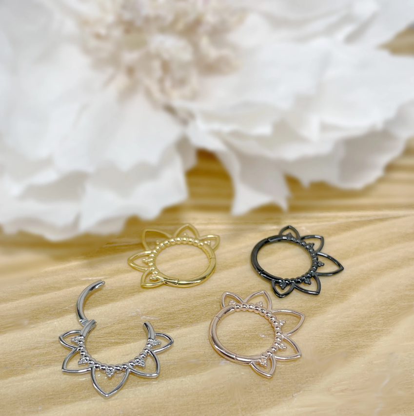 ✨ 16G Titanium Flower Design Hinged Clicker Hoop
