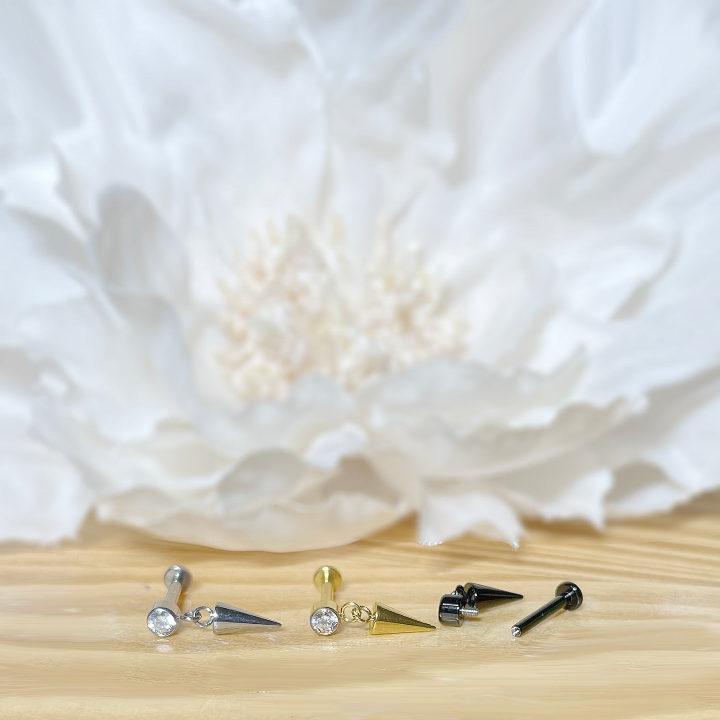 ✨ Titanium CZ Dangle with Dangle Cone Internally Threaded Labret 16G