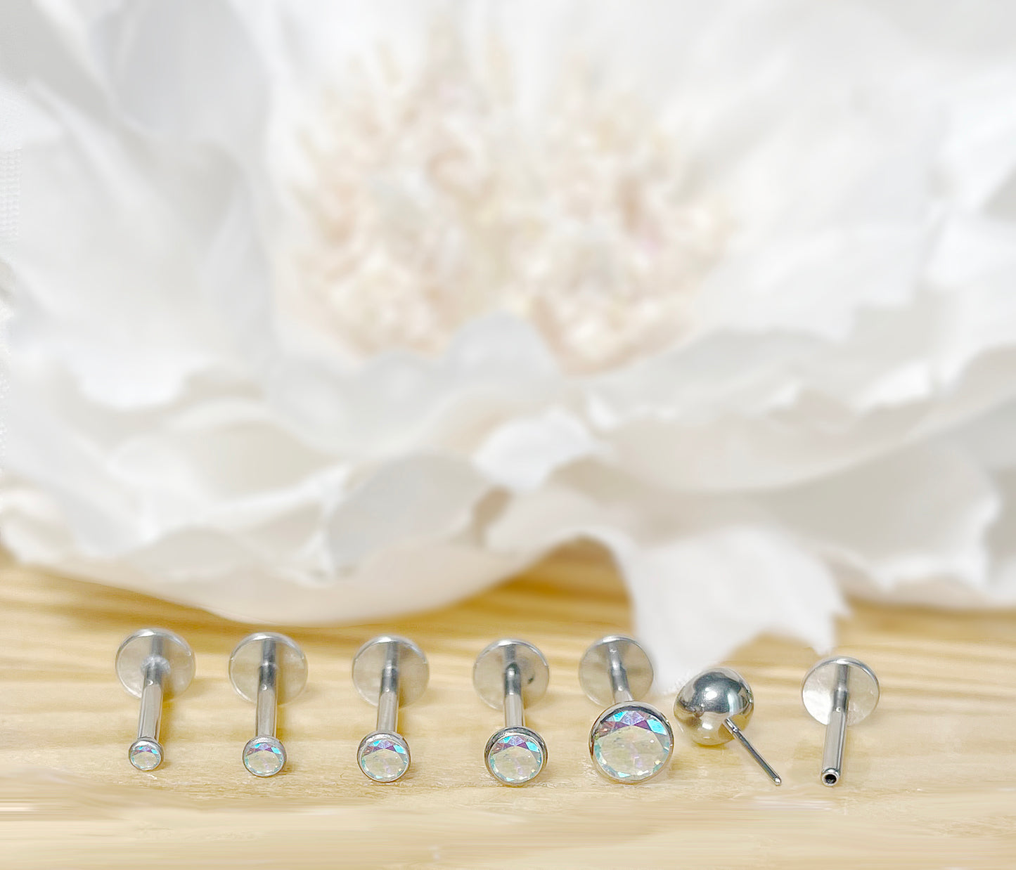 ✨ Titanium Bezel-Setting Round AB CZ Top Threadless Labret