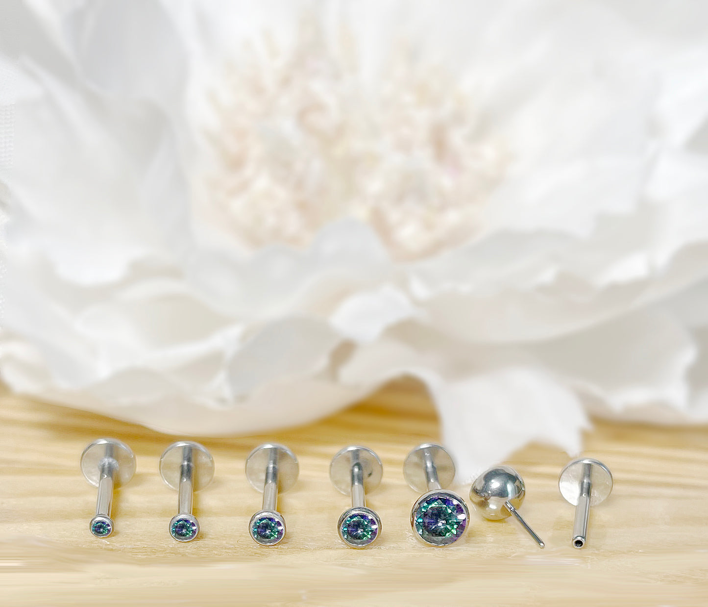 ✨ Titanium Bezel-Setting Round VM CZ Top Threadless Labret