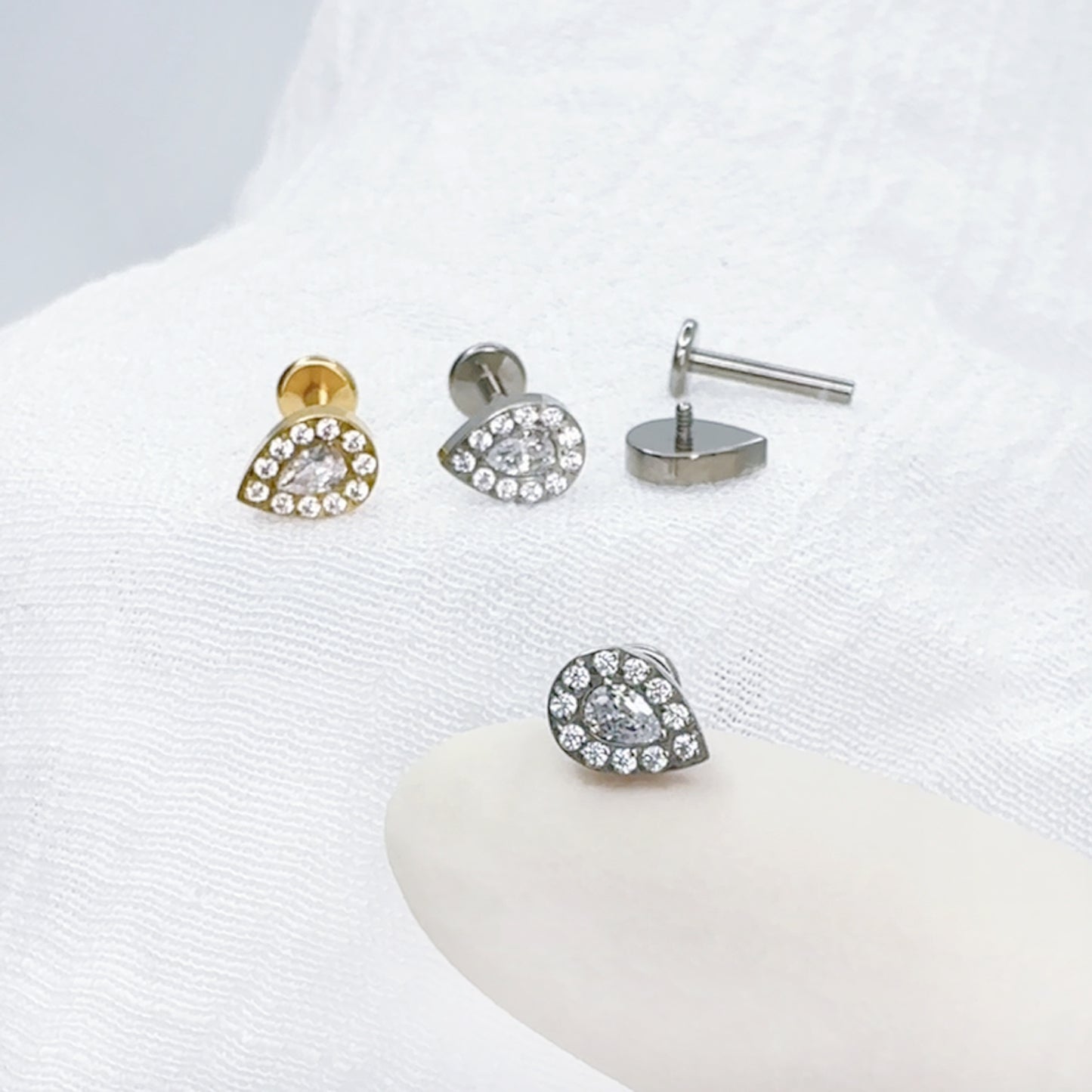 ✨ Titanium Teardrop CZ Top Internally Threaded Labret 16G