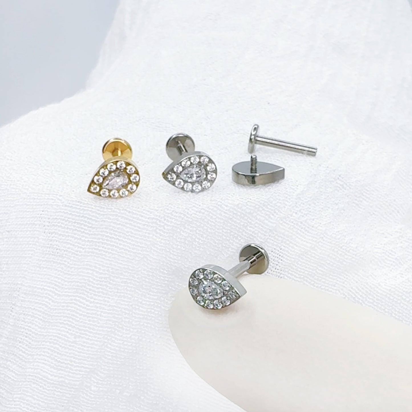 ✨ Titanium Teardrop CZ Top Internally Threaded Labret 16G