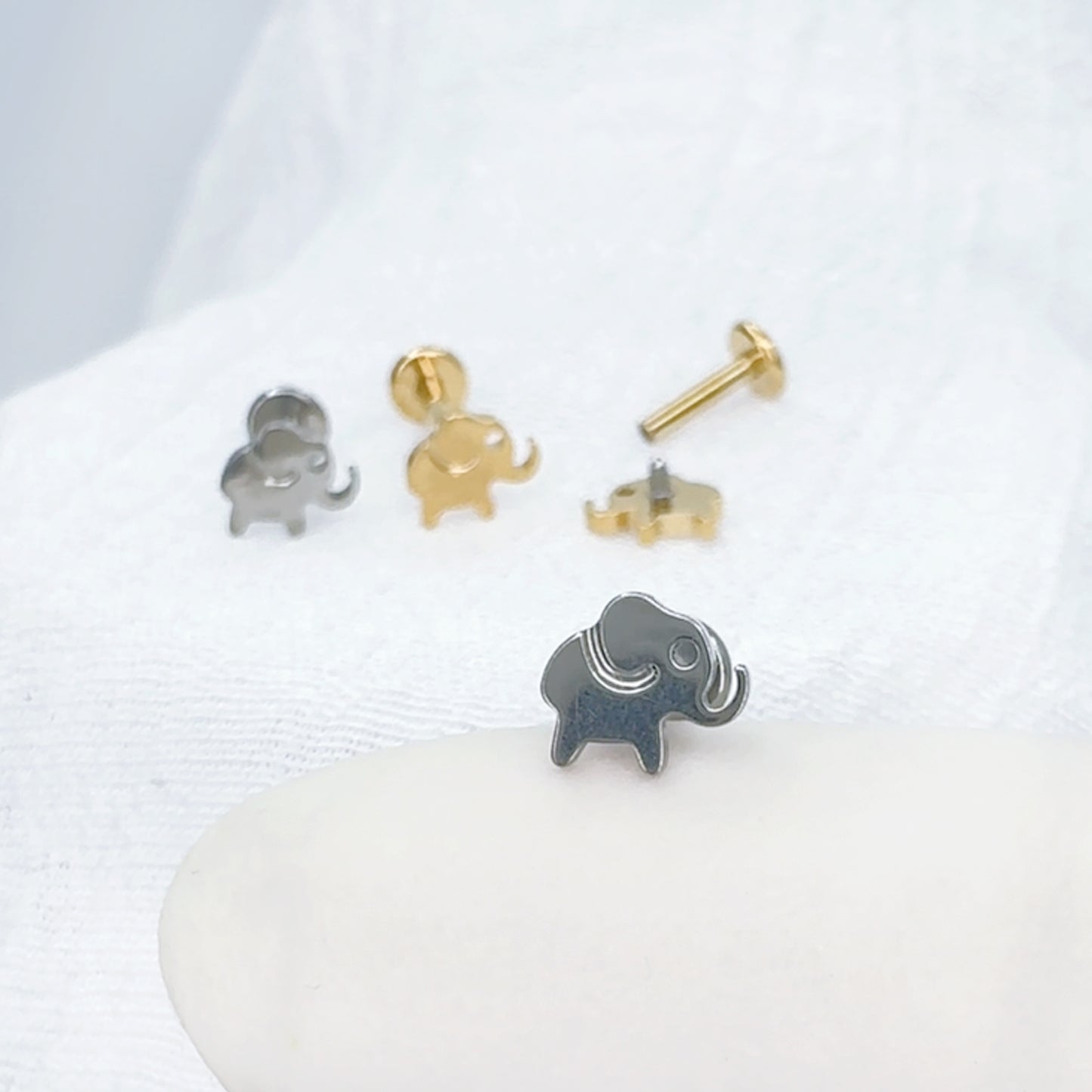 ✨ Titanium Elephant Top Internally Threaded Labret 16G