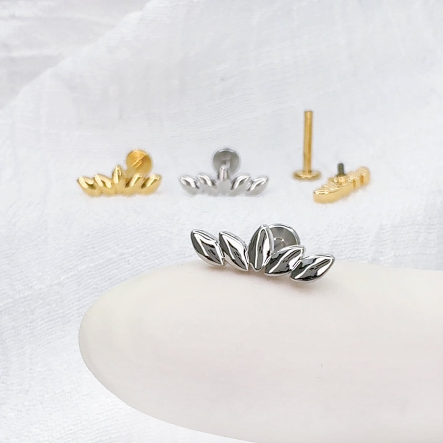 ✨ Surgical Steel Leaf Top Internally Threaded Labret 16G