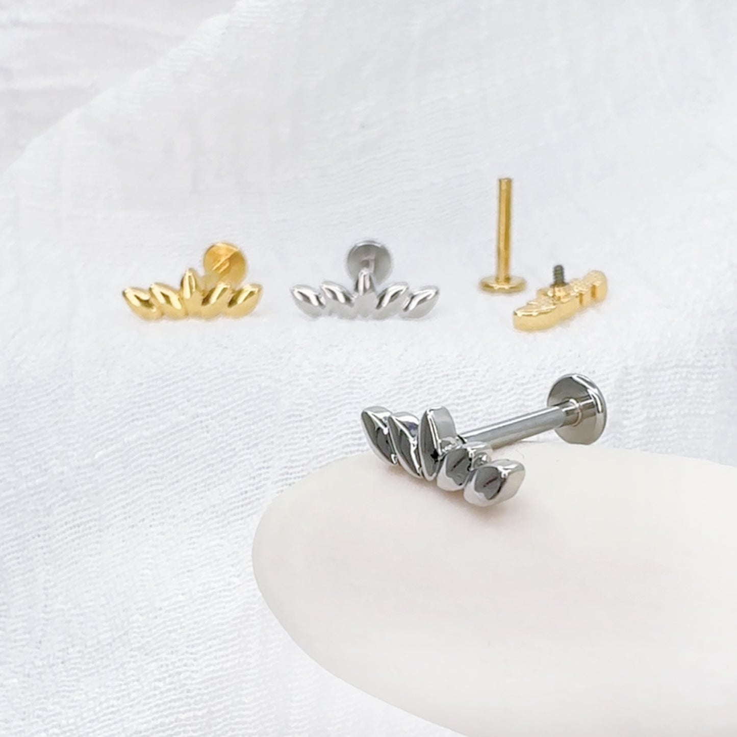 ✨ Surgical Steel Leaf Top Internally Threaded Labret 16G