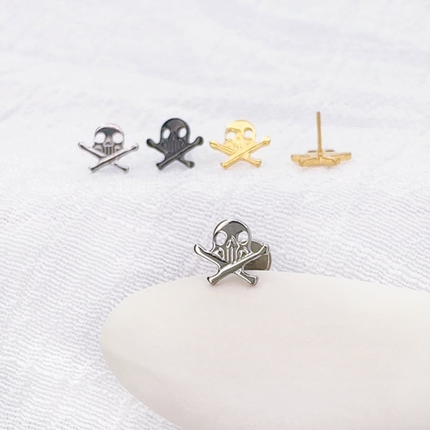 ✨ Titanium Skull Top Threadless Labret