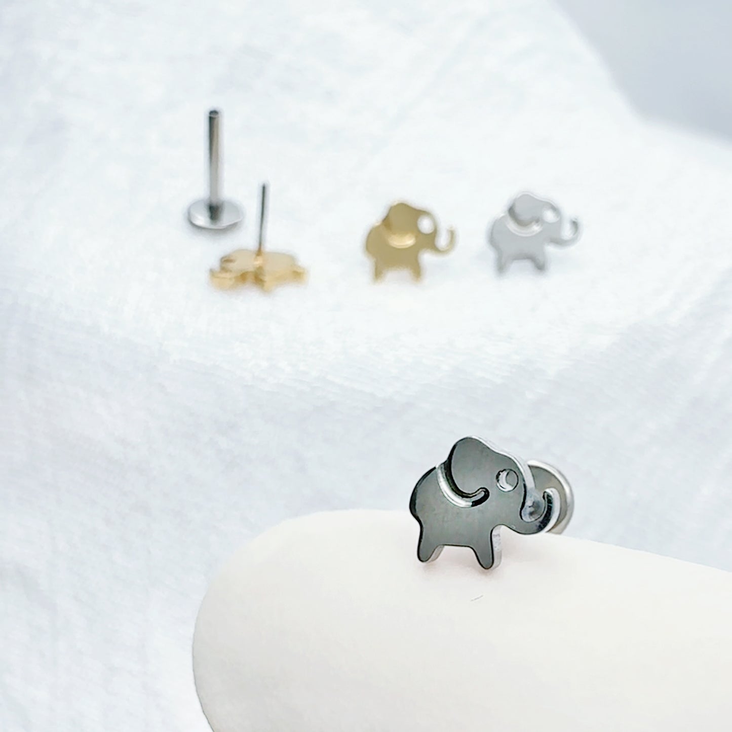 ✨ Titanium Elephant Top Threadless Labret