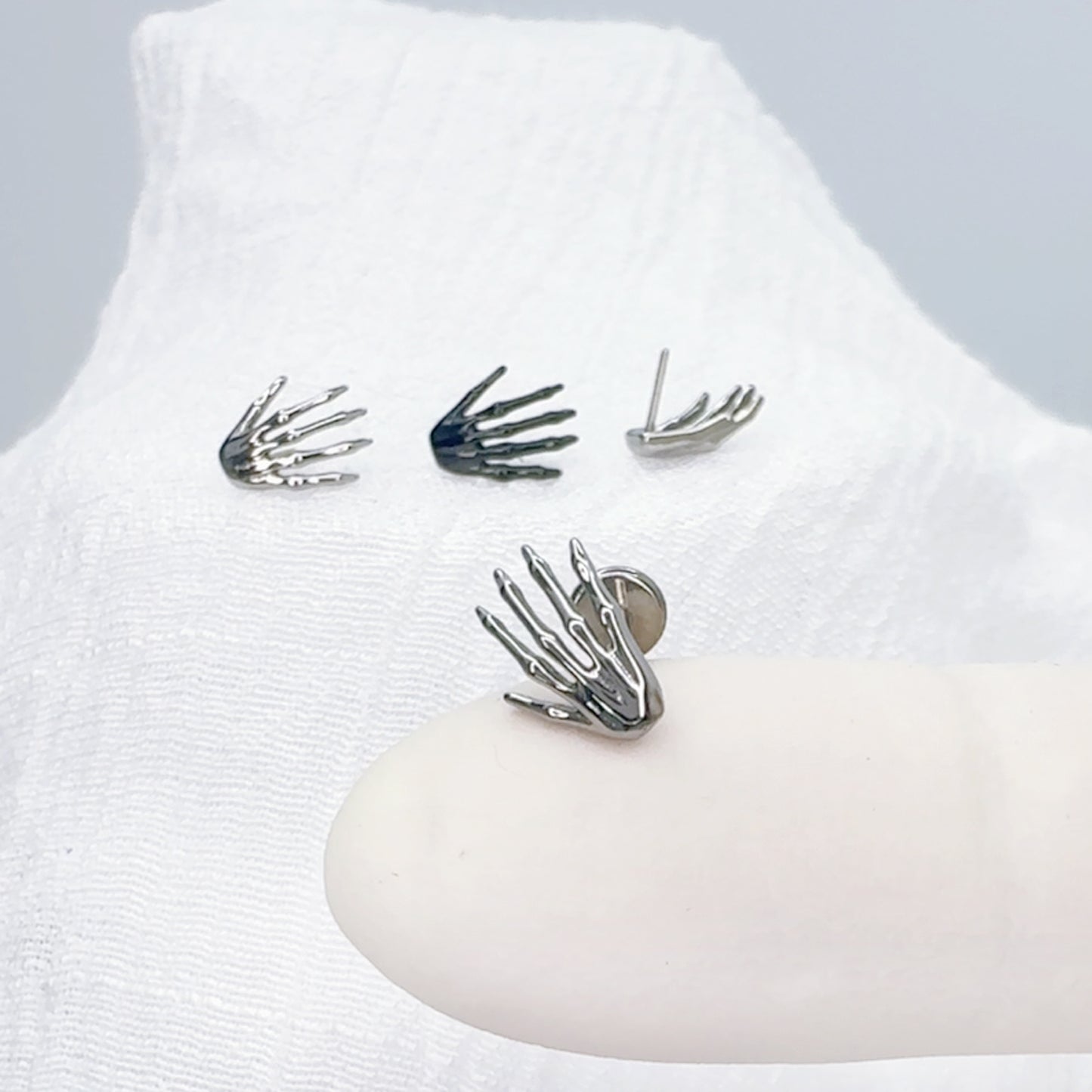 ✨ Titanium Skeleton Hand Top Threadless Labret
