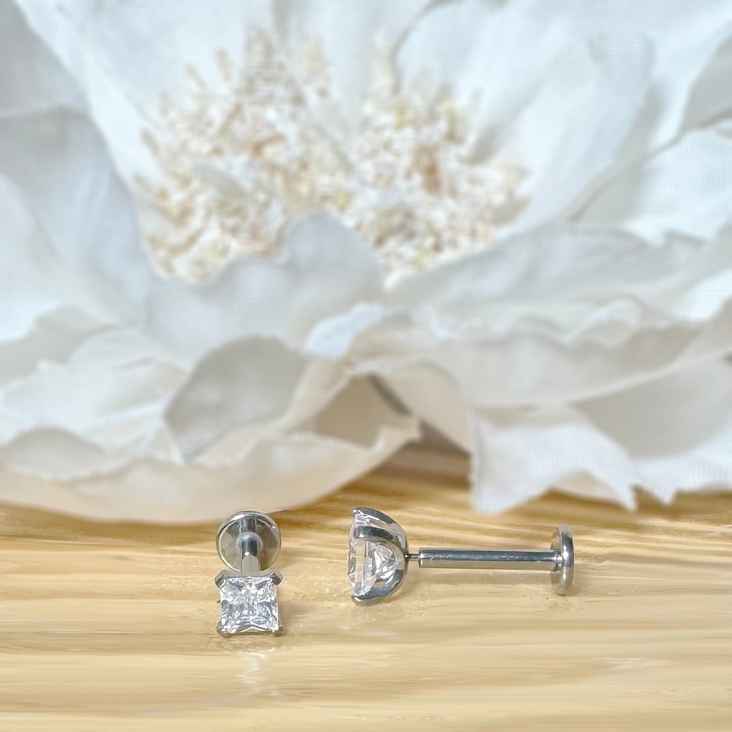 ✨ Titanium Prong-Setting Square Aqua CZ Top Threadless Labret