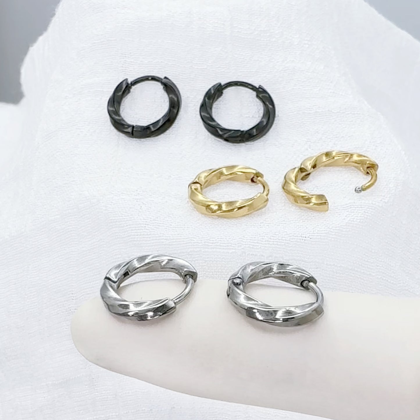 ✨ Surgical Steel Twisted 2.5mm Hinged Hoop Earrings
