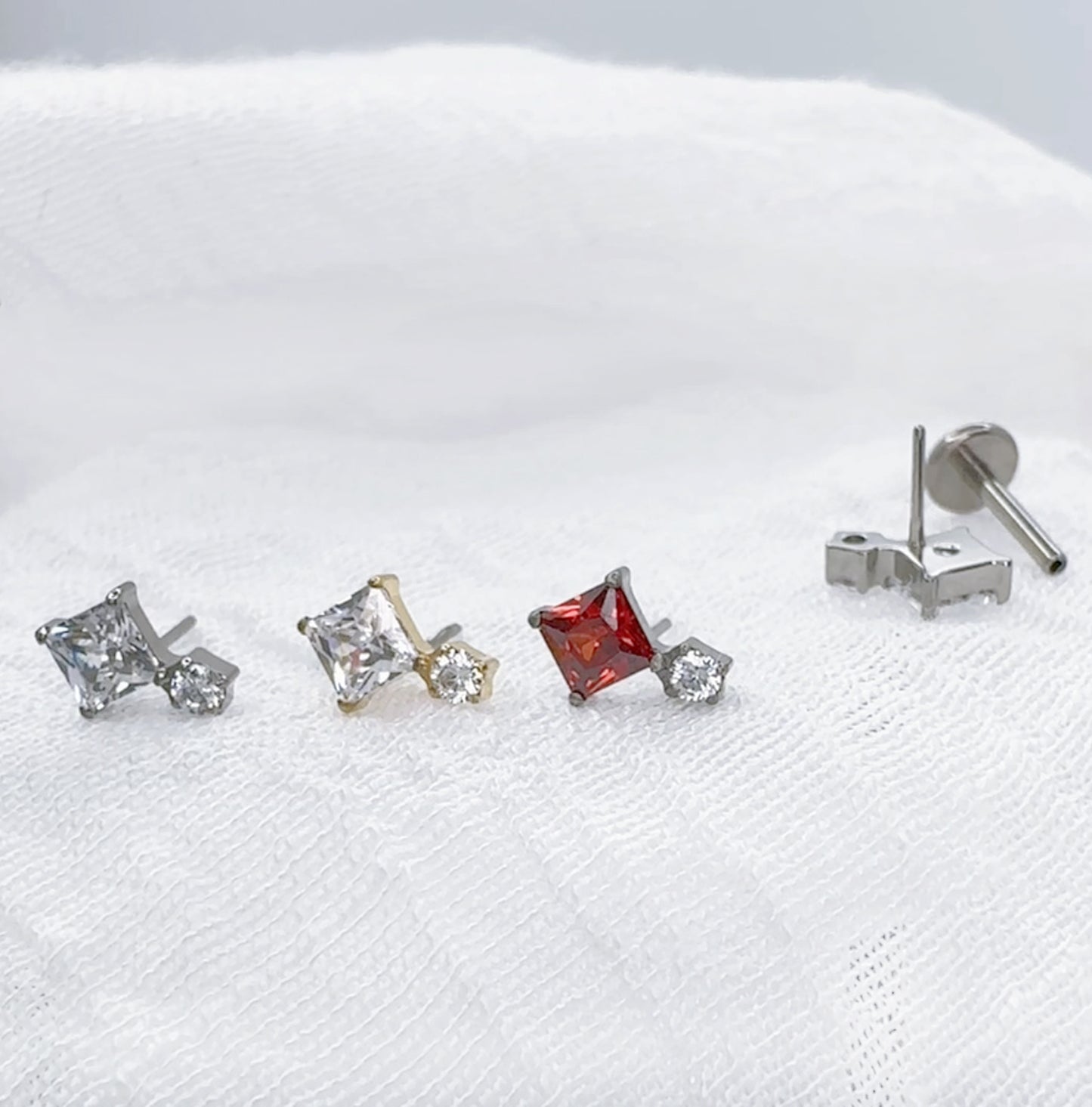 ✨ Titanium Threadless Push In Diamond-Shaped CZ Top Labret Stud
