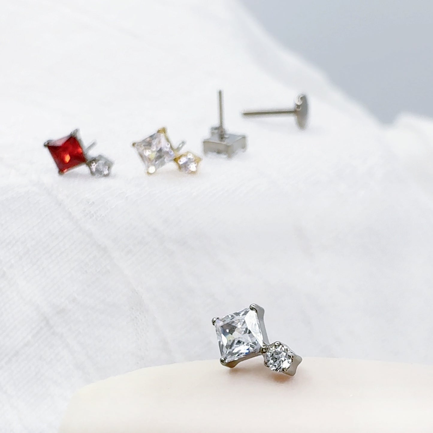 ✨ Titanium Threadless Push In Diamond-Shaped CZ Top Labret Stud