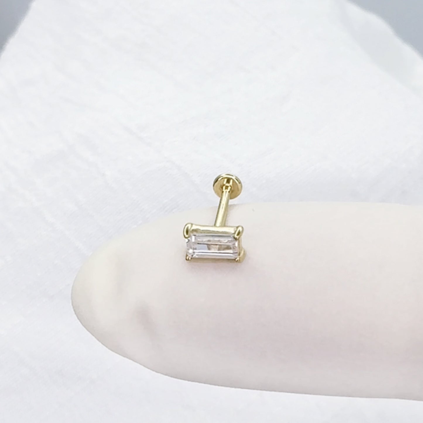 ✨ 14K Solid Yellow Gold 20G Baguette CZ Top Threadless Labret Stud