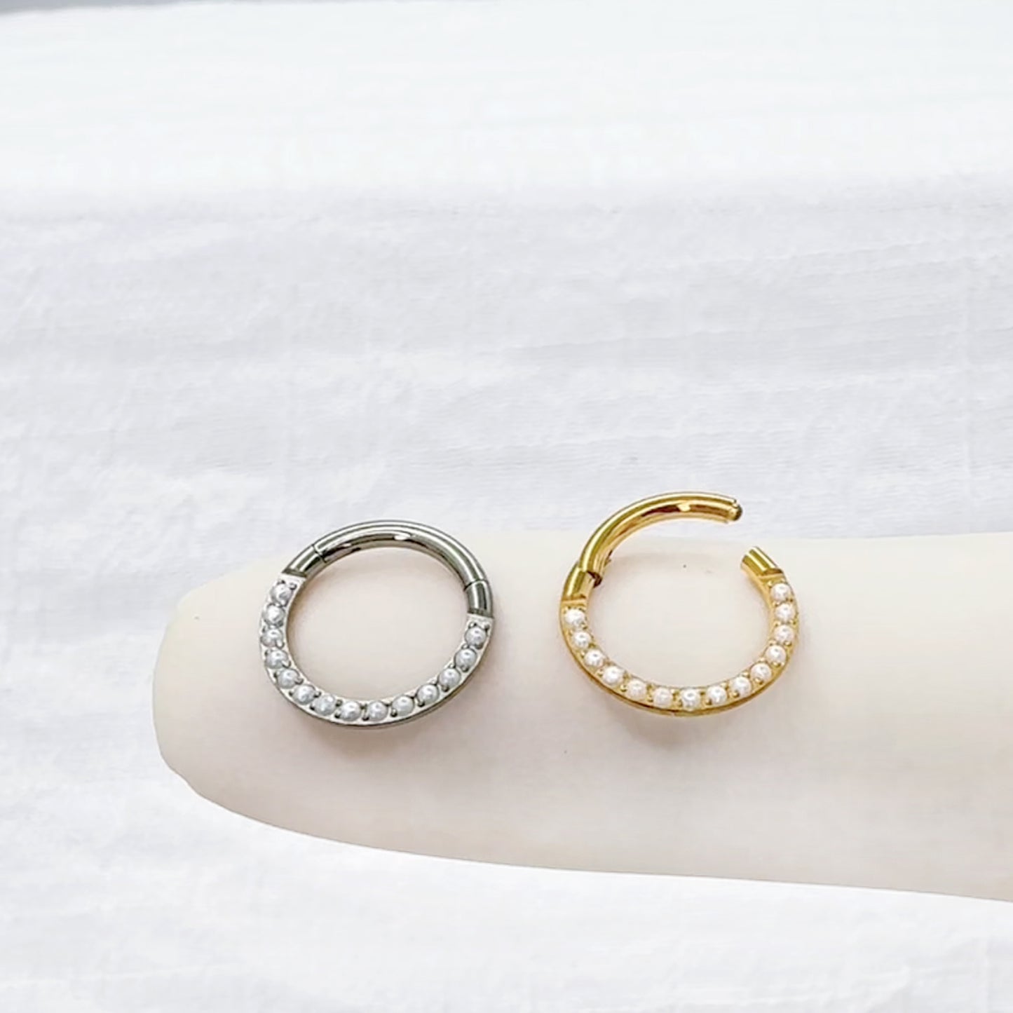 ✨ 16G Titanium Hinged Segment Ring with Pearl Front