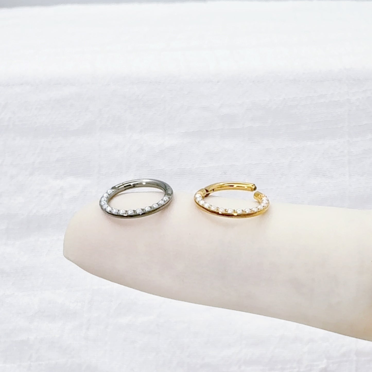 ✨ 16G Titanium Hinged Segment Ring with Pearl Front