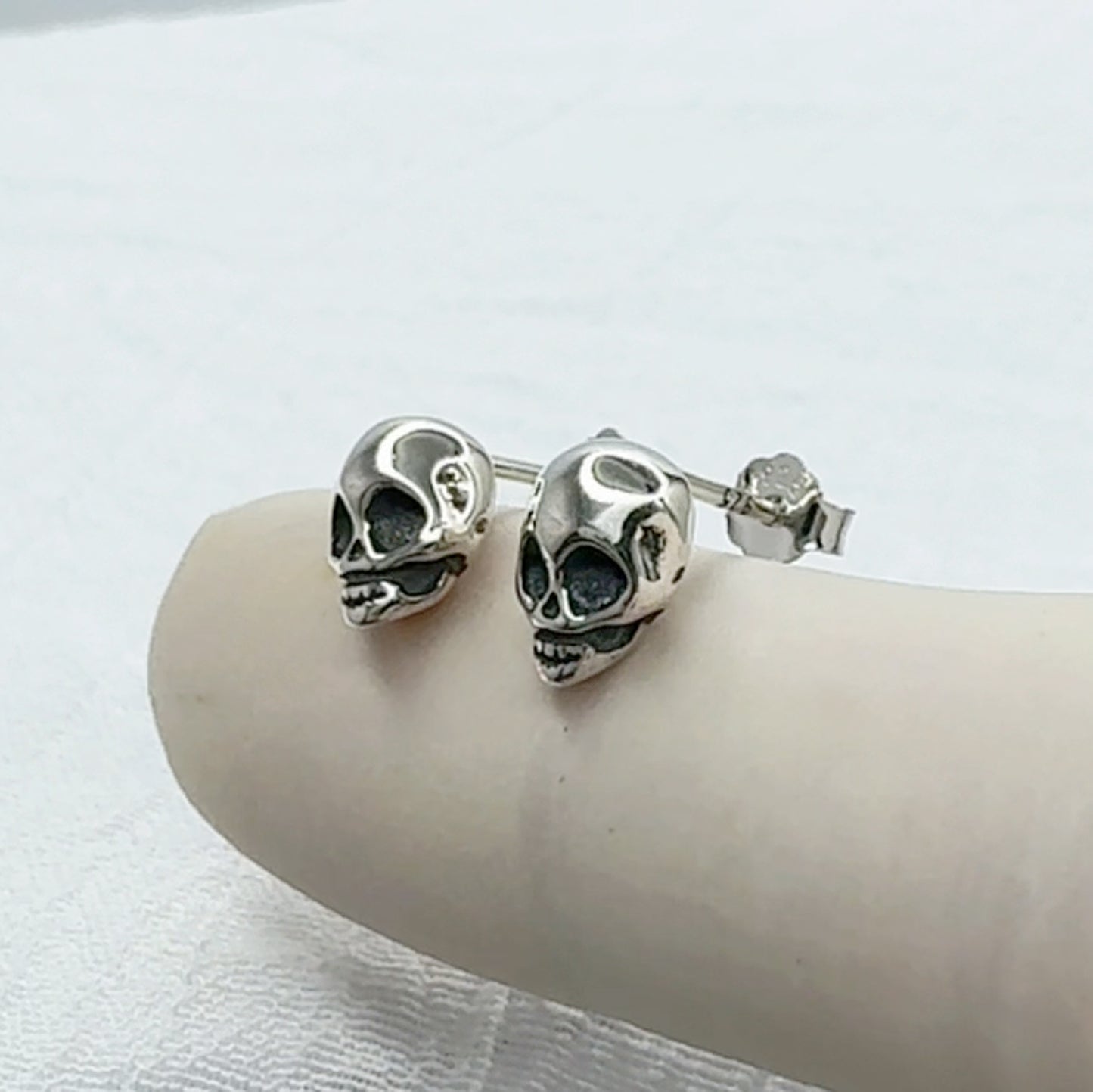 ✨ 925 Silver Skull Stud Earrings