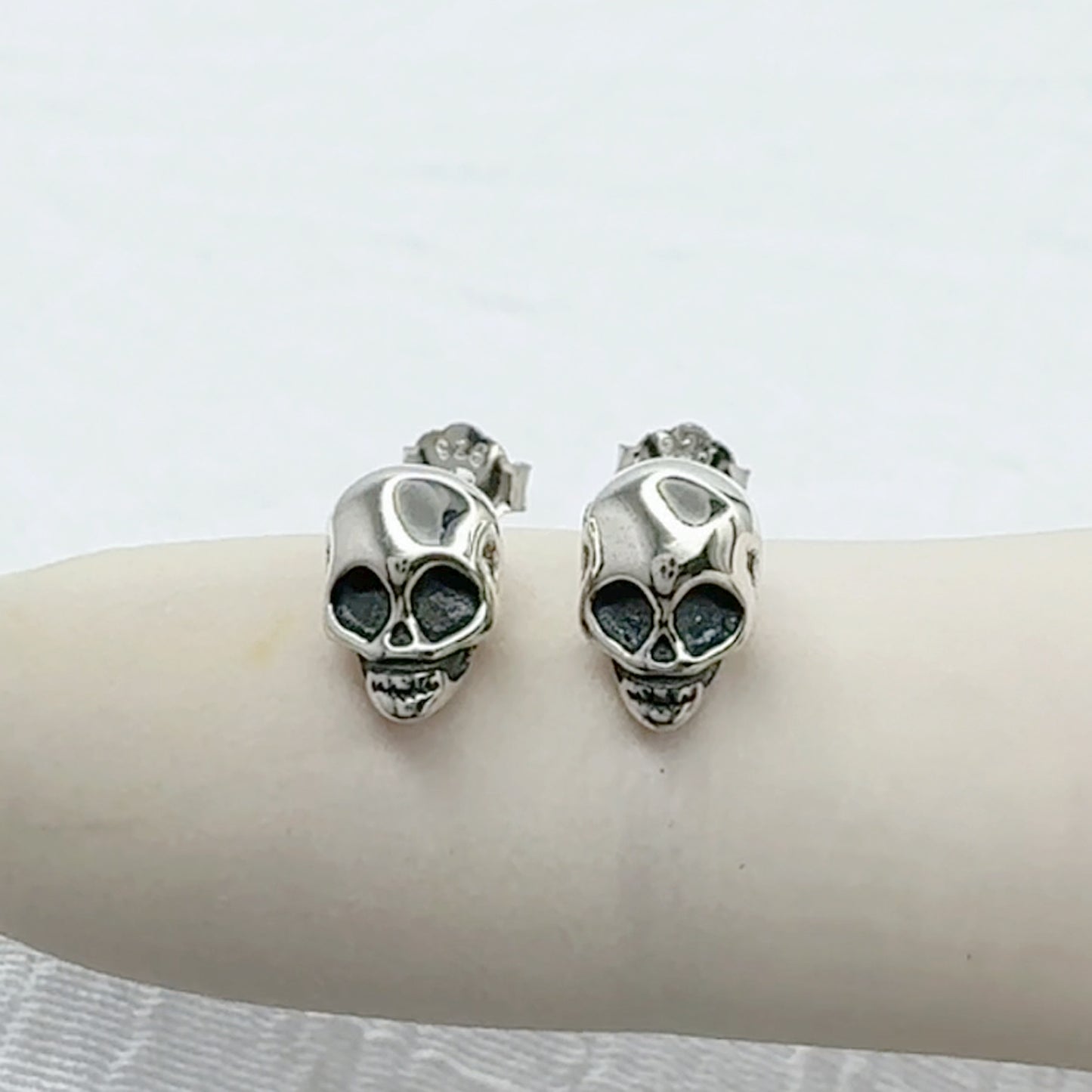✨ 925 Silver Skull Stud Earrings