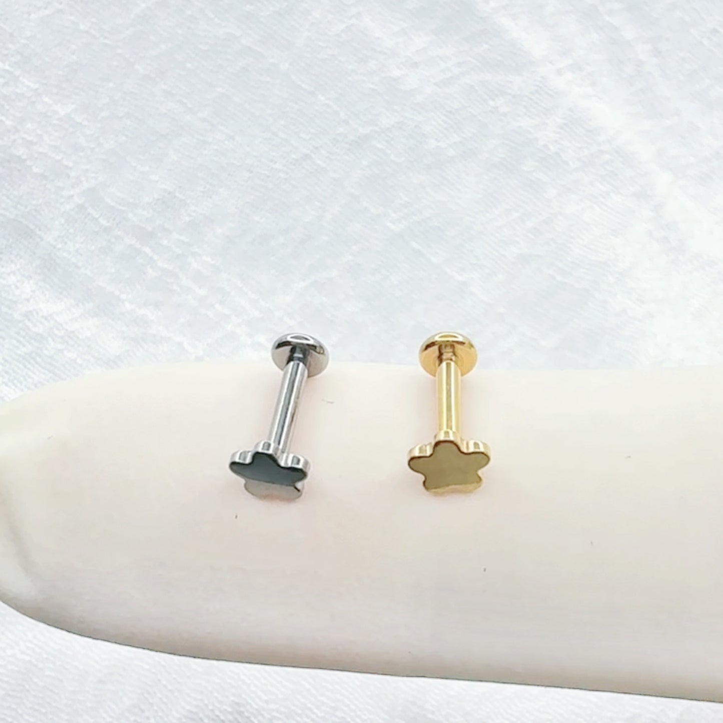 ✨ Titanium 16G Flower Top with Internally Threaded Labret Bar