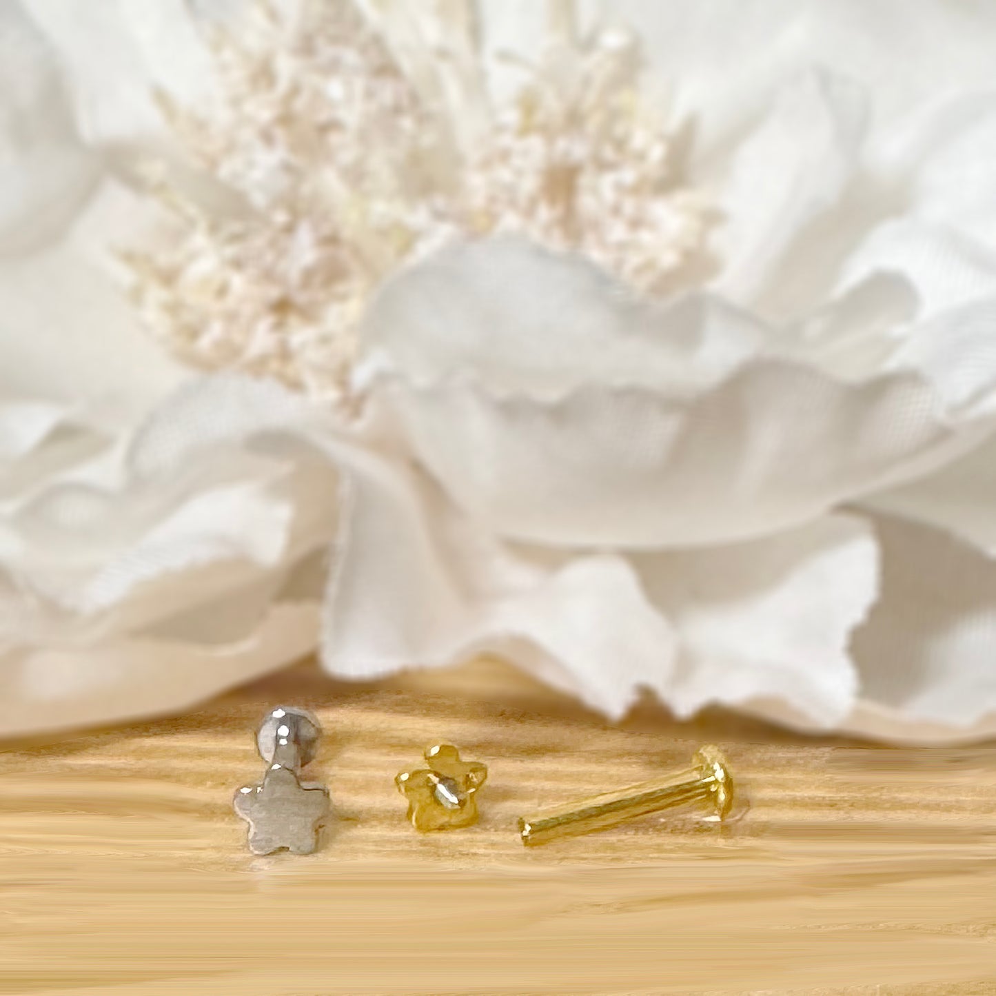 ✨ Titanium 16G Flower Top with Internally Threaded Labret Bar