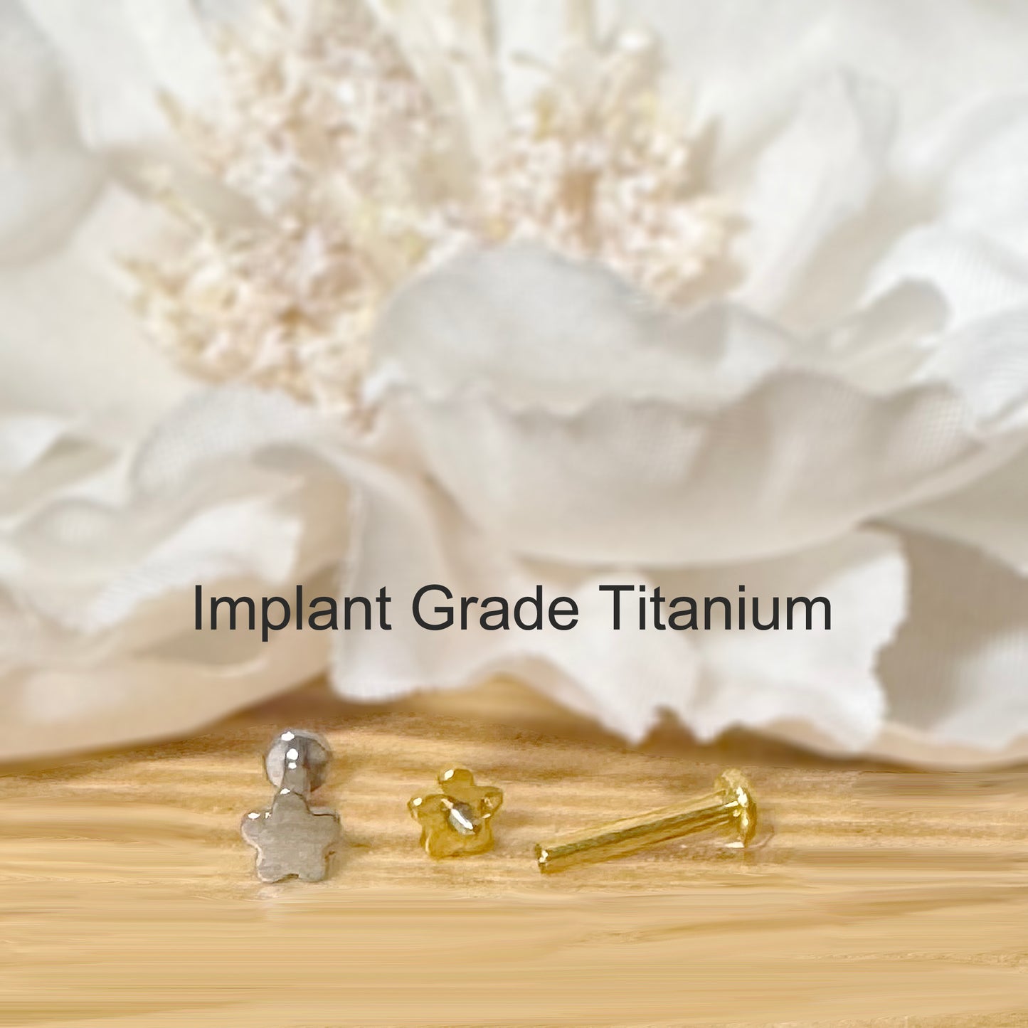 ✨ Titanium 16G Flower Top with Internally Threaded Labret Bar