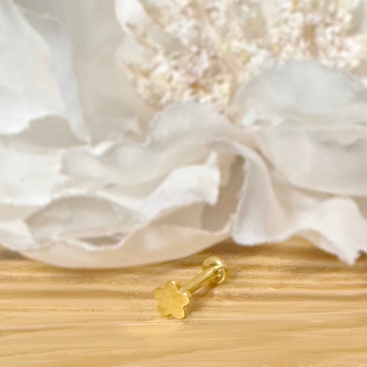 ✨ Titanium 16G Flower Top with Internally Threaded Labret Bar