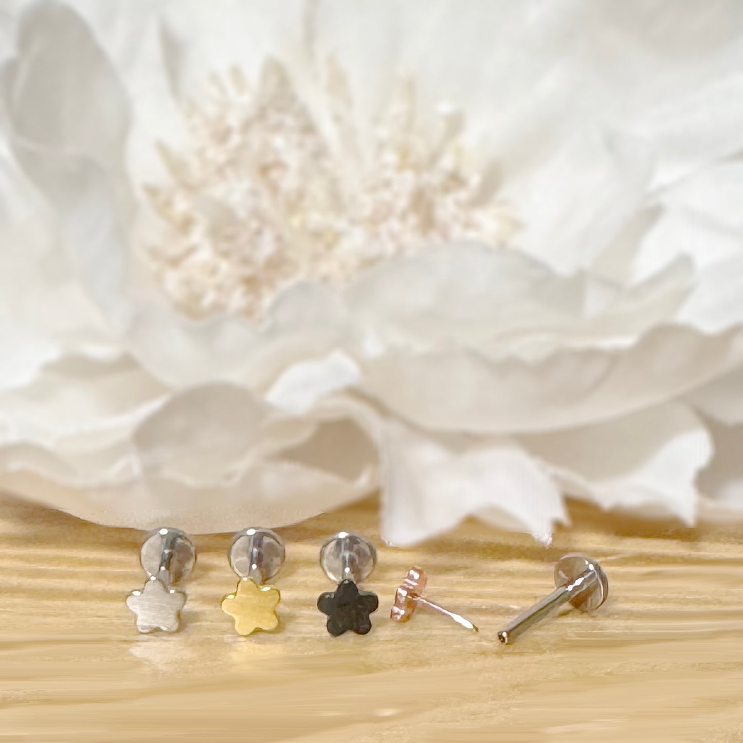 ✨ Titanium Threadless Push In Flower Top Labret Bar Stud