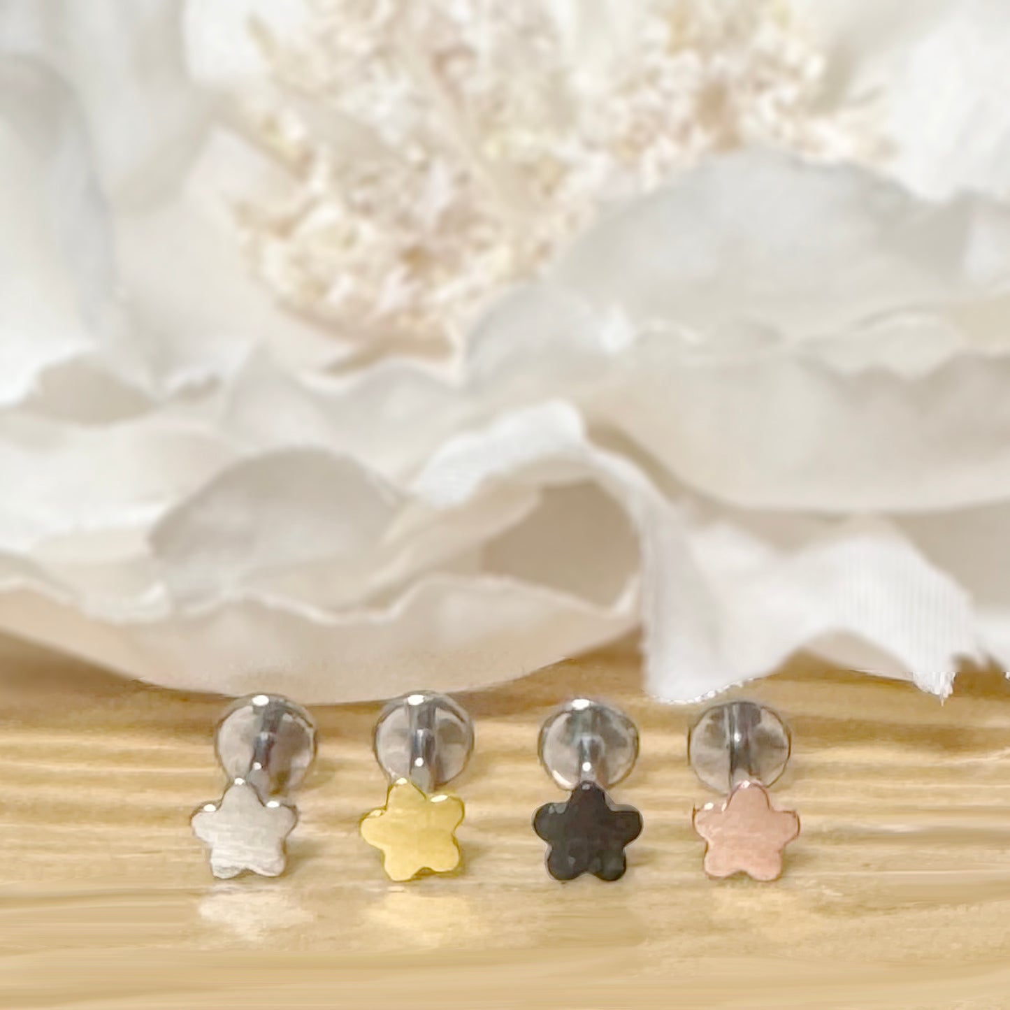 ✨ Titanium Threadless Push In Flower Top Labret Bar Stud