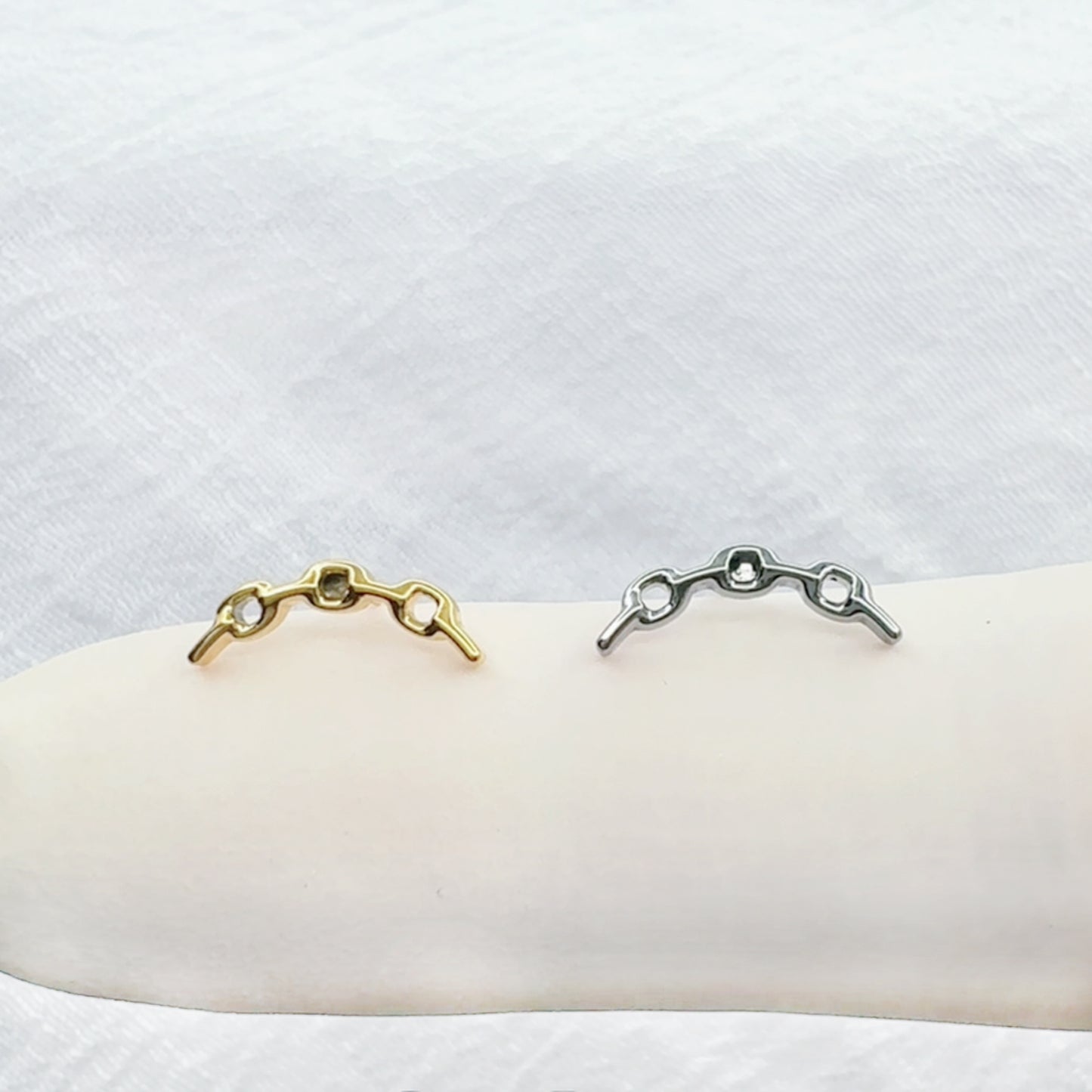 ✨ Titanium Threadless Push In Curved Chain Link Top Labret Bar Stud