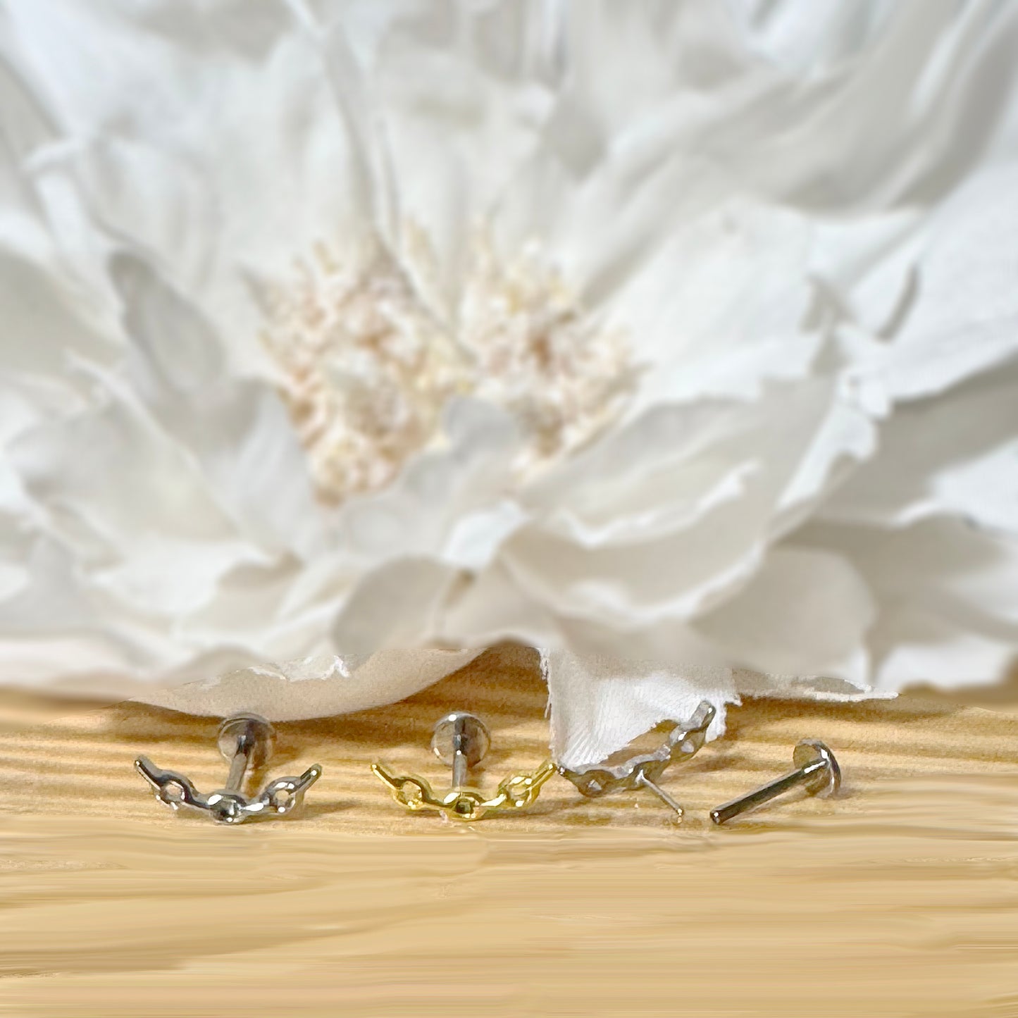 ✨ Titanium Threadless Push In Curved Chain Link Top Labret Bar Stud