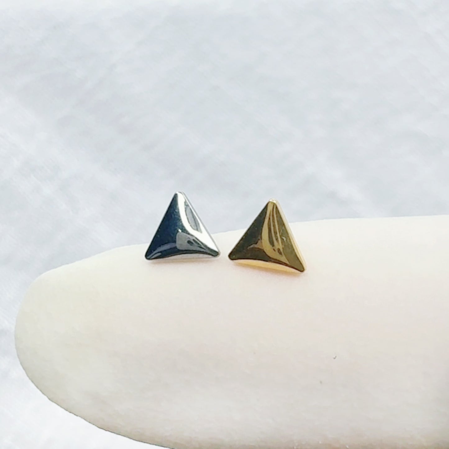 ✨ Titanium Threadless Push In Rounded Triangle Top Labret Bar Stud
