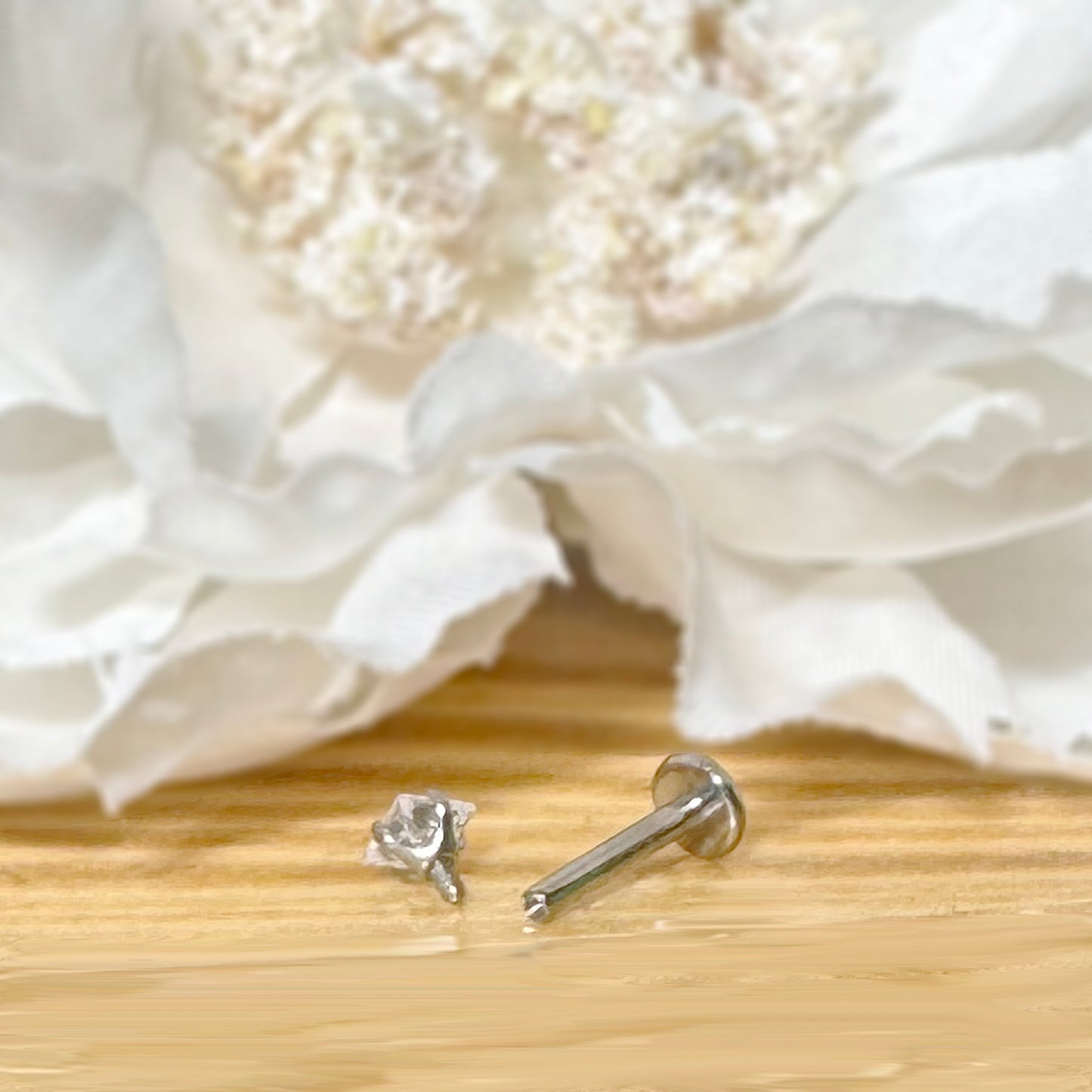 ✨ 16G Implant Grade Titanium Internally Threaded Labret with Square Prong Set CZ Top