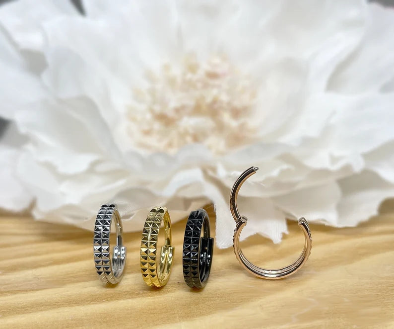 ✨ 16G Double Lined Pyramid Cuts Hinged Clicker Hoop