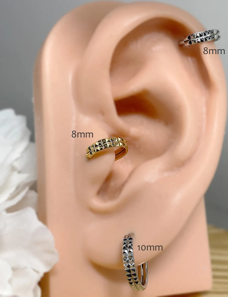 ✨ 16G Double Lined Pyramid Cuts Hinged Clicker Hoop