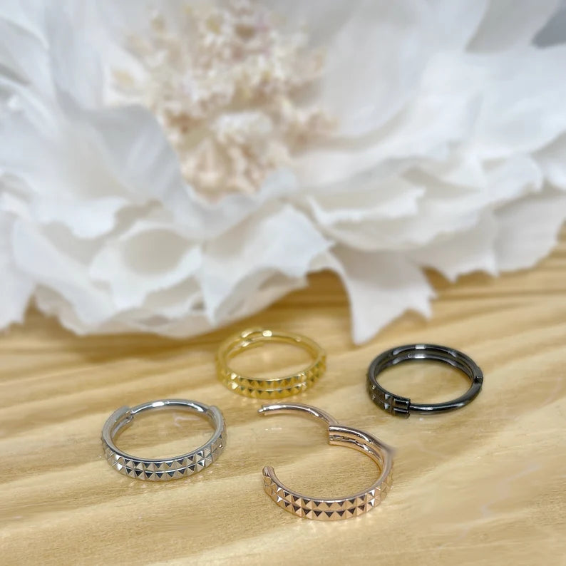 ✨ 16G Double Lined Pyramid Cuts Hinged Clicker Hoop