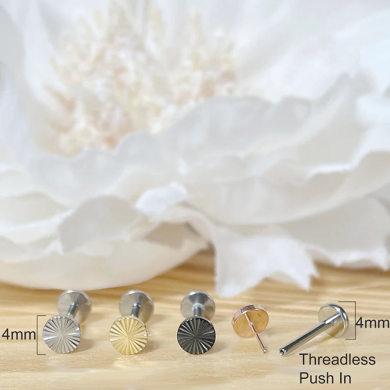 ✨ Titanium  Round Circle Dia-Cut Top Threadless Labret Bar