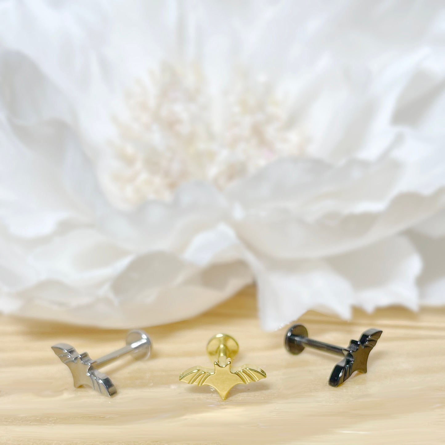 ✨ Titanium Bat Top with Internally Threaded Labret 16G