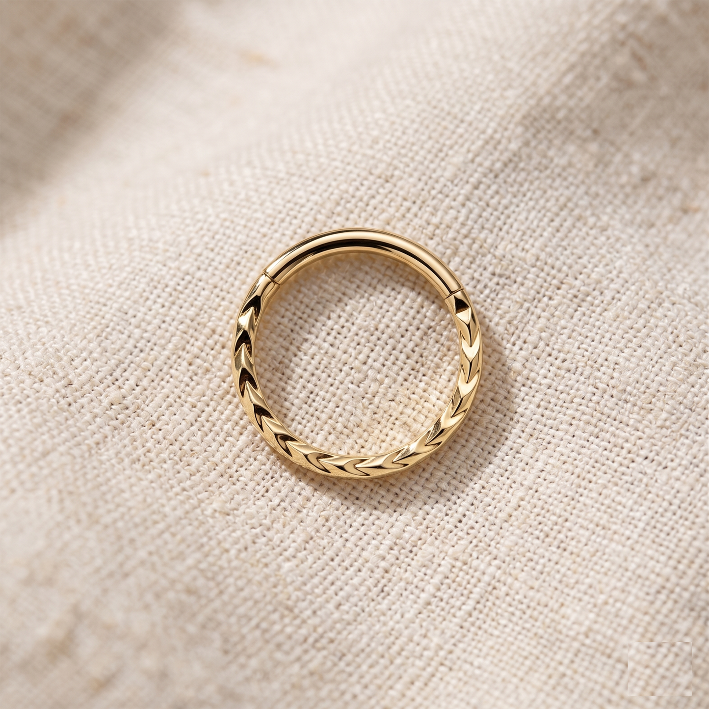 Chevron Cut Hinged Clicker Hoop 16G