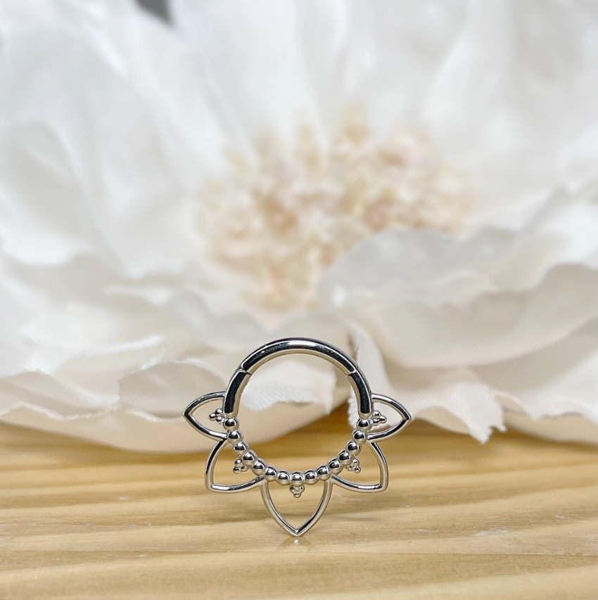 ✨ 16G Flower Design Hinged Clicker Hoop