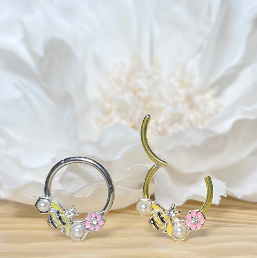 ✨ 16G Hinged Segment Hoop Ring with Bee and Flower