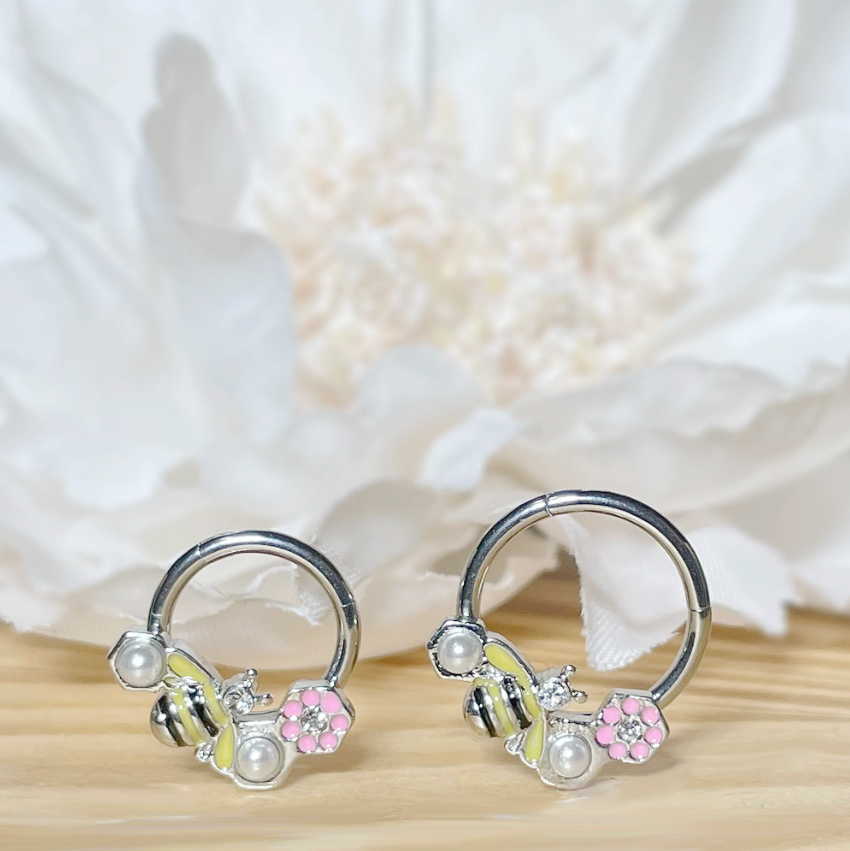 ✨ 16G Hinged Segment Hoop Ring with Bee and Flower