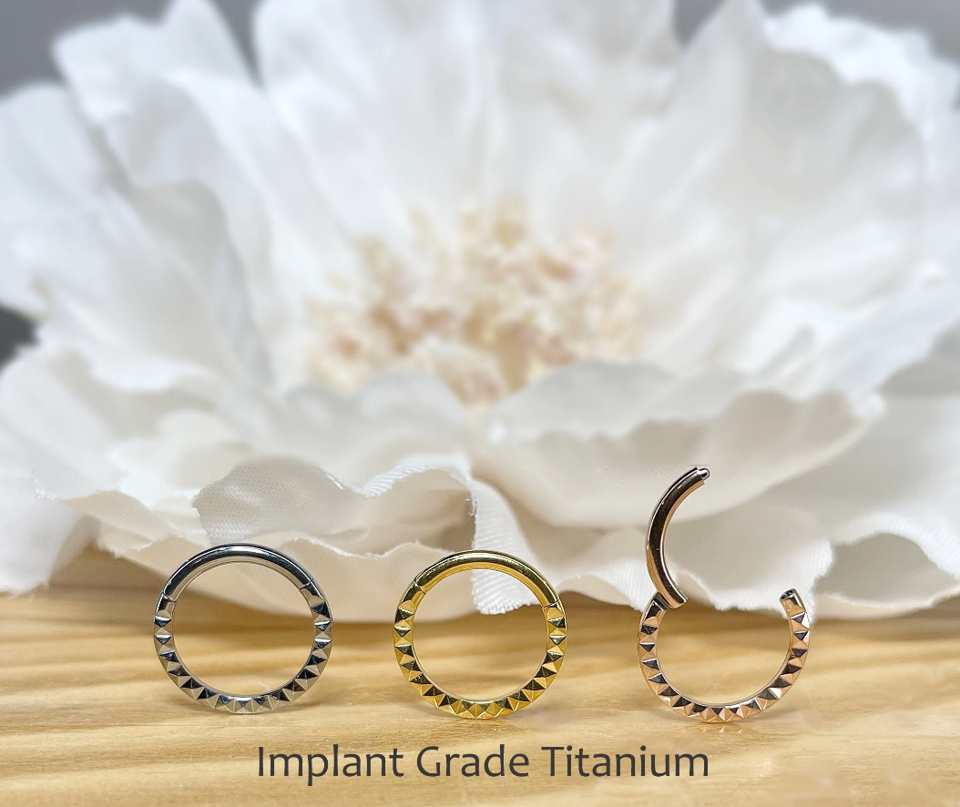 ✨ Titanium Seamless Hinged Clicker with Lined Pyramid 16G