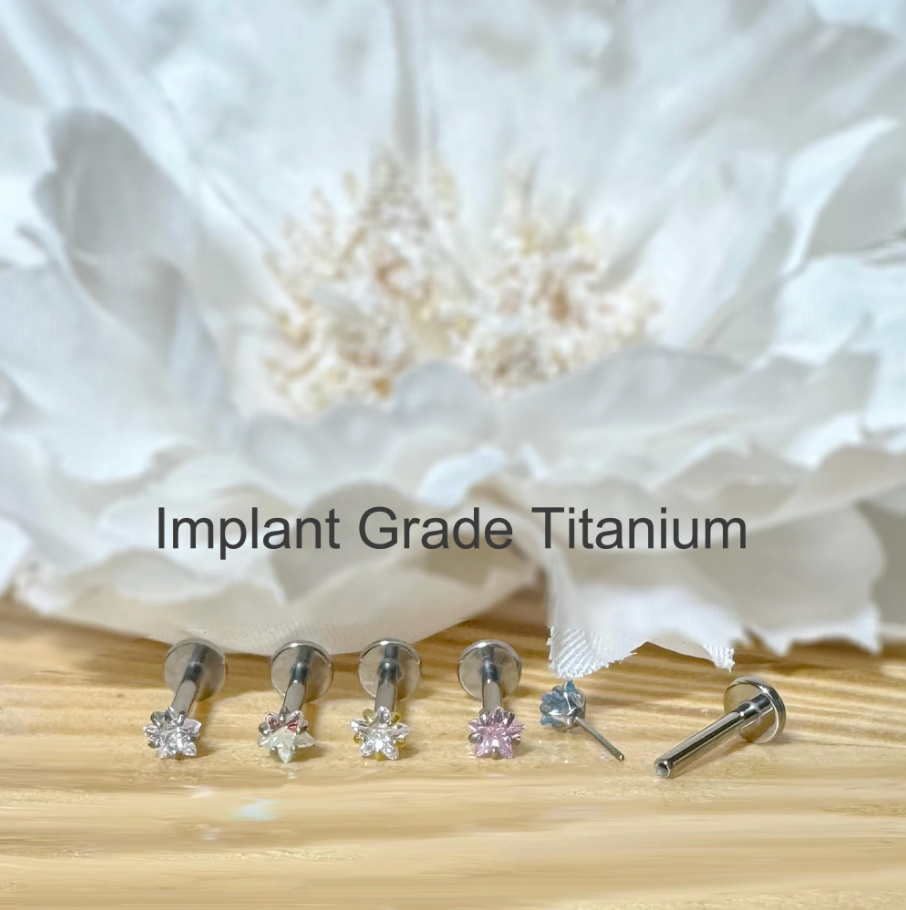 ✨ Titanium Prong-Set Aqua Star CZ Top Threadless Labret Bar Stud