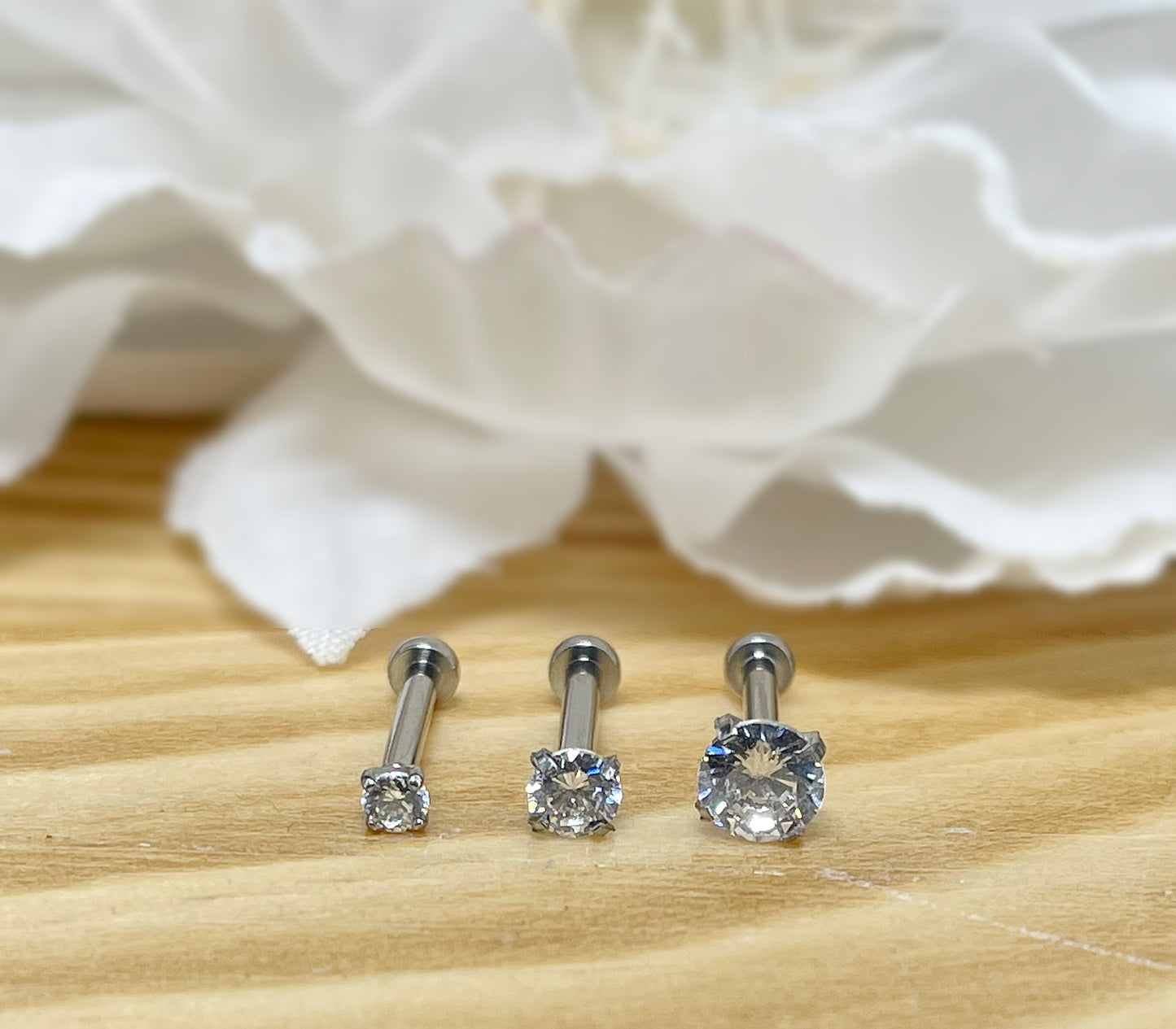 ✨ Titanium Prong-Set Clear CZ Top Threadless Labret Bar