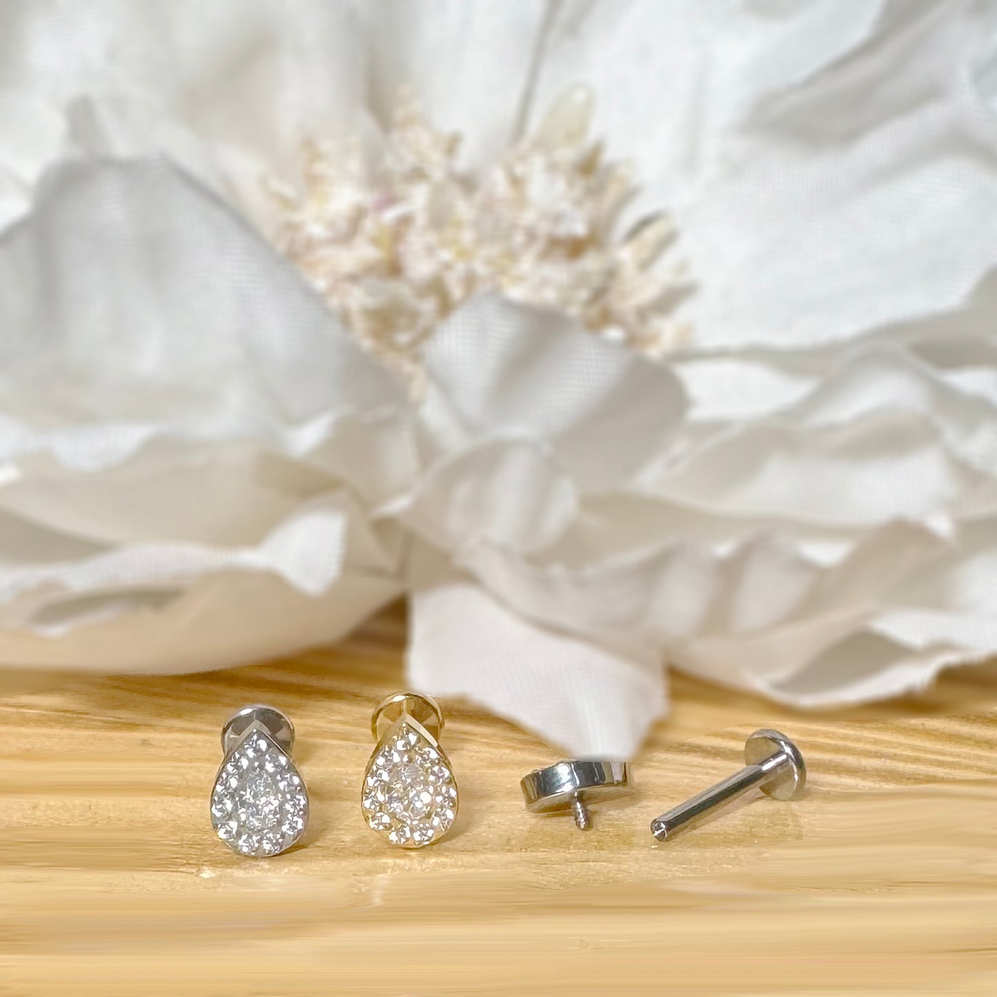 ✨ Titanium Teardrop CZ Top Internally Threaded Labret 16G