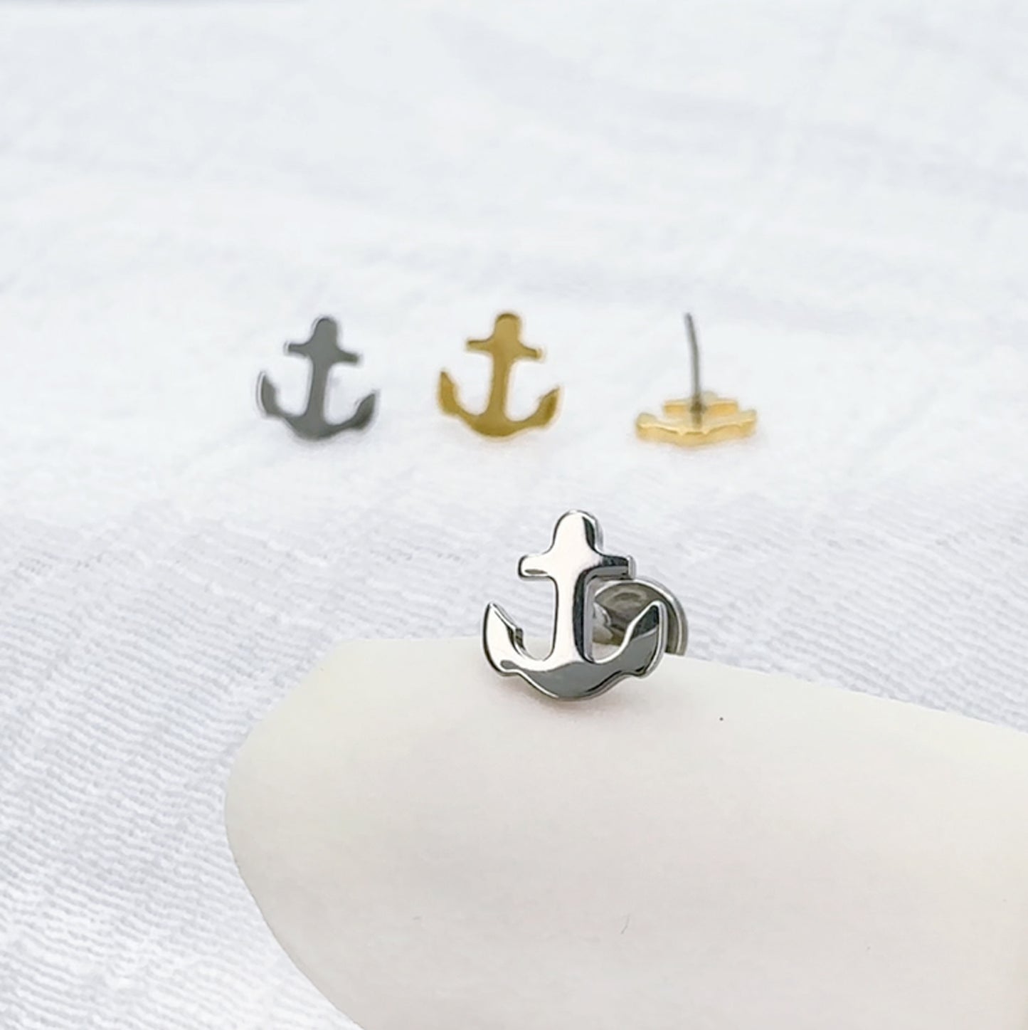 ✨ Titanium Anchor Top Threadless Labret