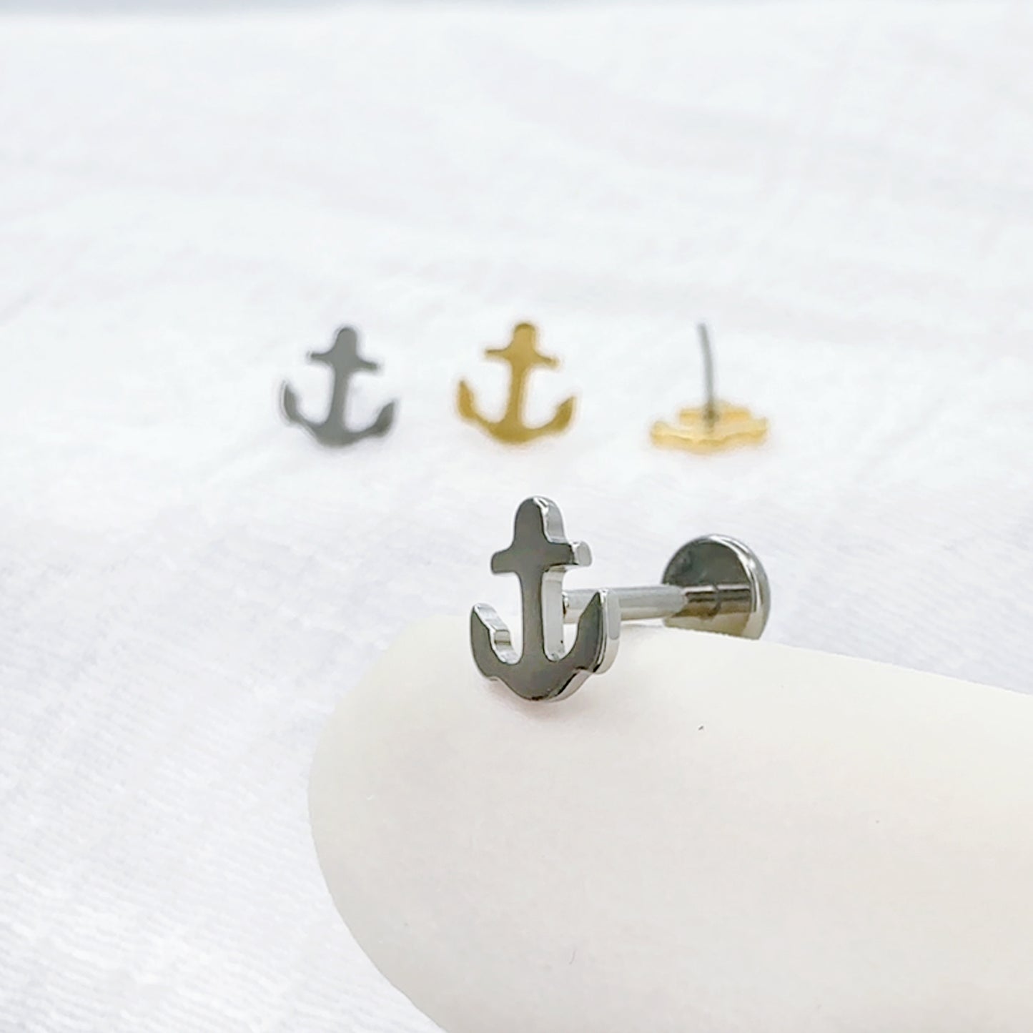 ✨ Titanium Anchor Top Threadless Labret