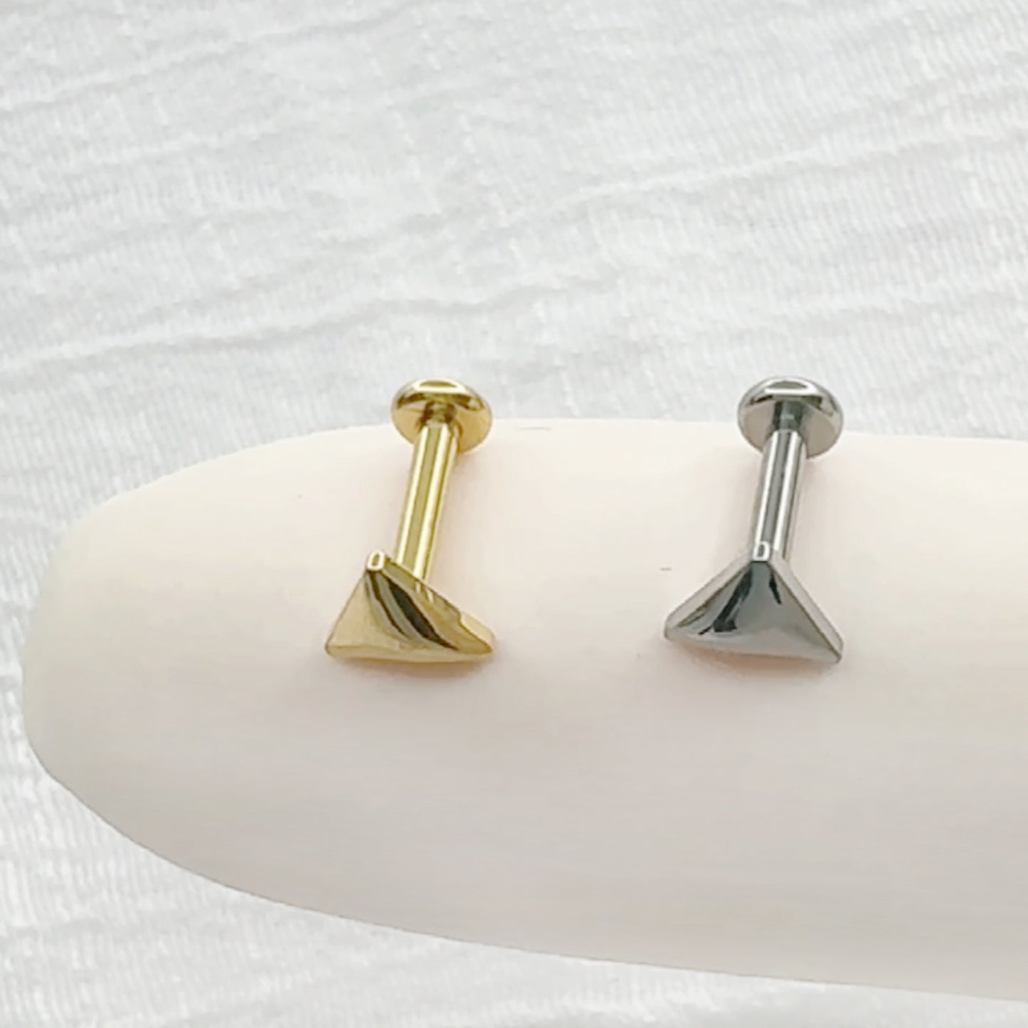 ✨ 16G Implant Grade Titanium Internally Threaded Triangle Top Labret Bar