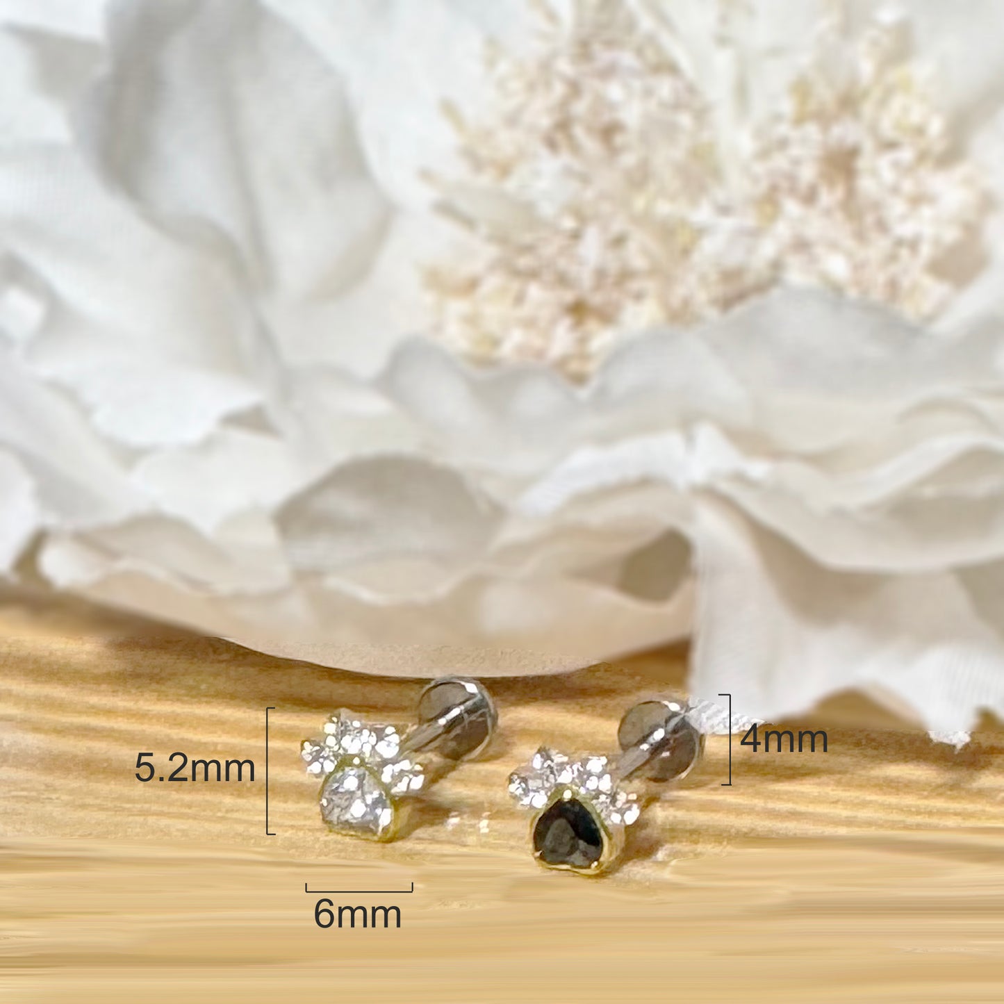✨ Titanium Threadless Push In CZ Paw Top Labret Bar Stud