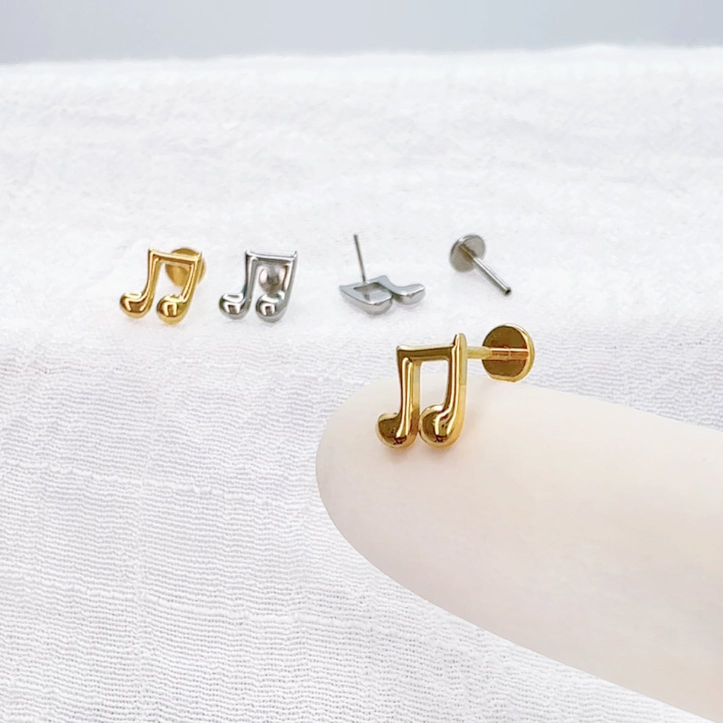 Titanium threadless labret with music note top for ear piercing
